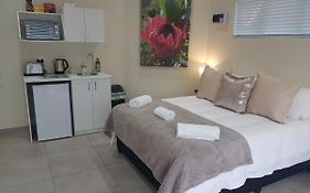 Sharon'S House: Modern Self-Catering Rooms